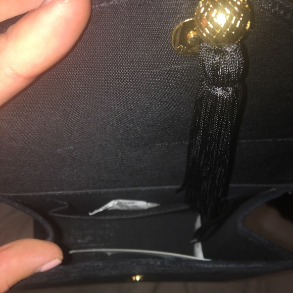 Black vintage shoulder bag with tassel snap close - Picture 2 of 3